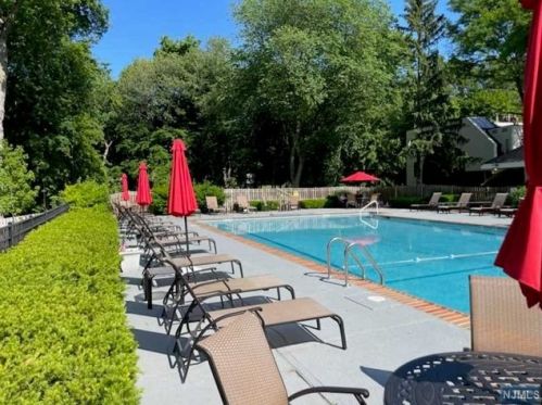 1 Durar Ave, Ridgewood NJ  07450-5113 exterior