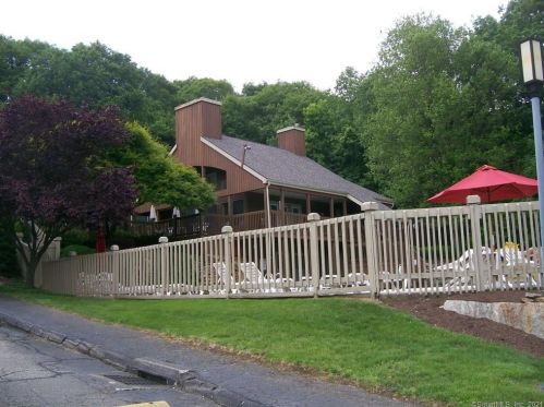 352 Papere Rdg, Huntington CT  06484-3890 exterior