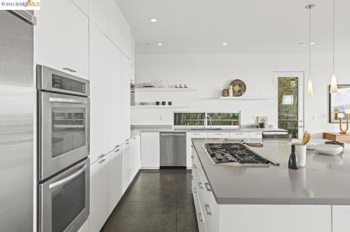 1560 Grand View Dr, Berkeley CA 94705-1637 exterior