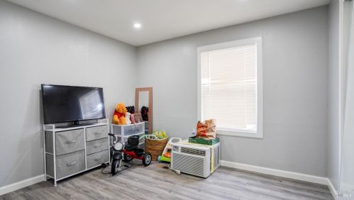 143 Star Dr, Santa Rosa, CA 95407-7920