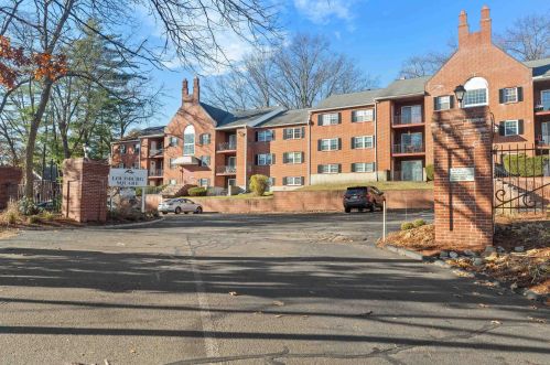 1 Louisburg Sq, Nashua NH  03060-6806 exterior