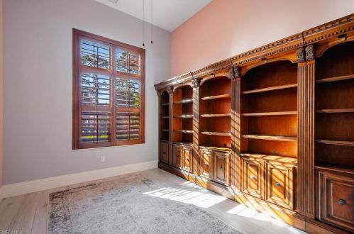 670 1 St, Naples FL 34117-5106 exterior