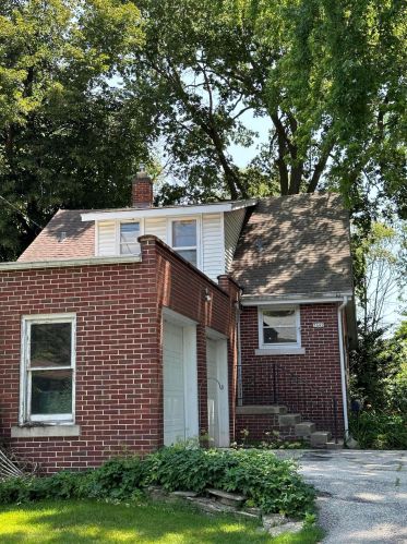 5642 River Forest Dr, Milwaukee, WI 53209-4520