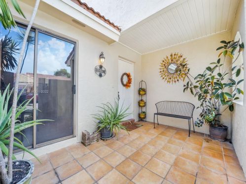 6249 170th Ter, Hialeah, FL 33015-4660