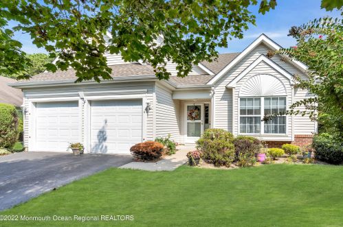 55 Skyline Dr, Lakewood, NJ 08701-5743