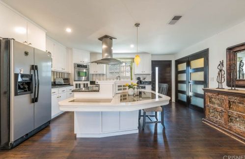 14639 Albers St, Van Nuys CA 91411-3713 exterior