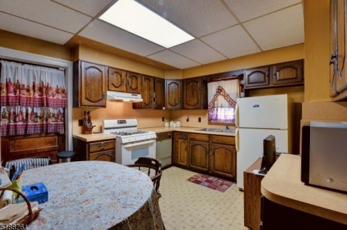 30 Burnett St, East Orange, NJ 07017-3502