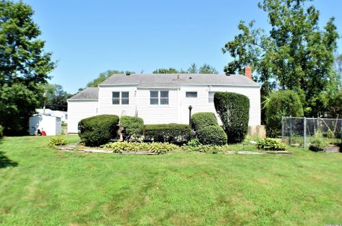 17 Penfield Dr, Elwood, NY 11731-4901