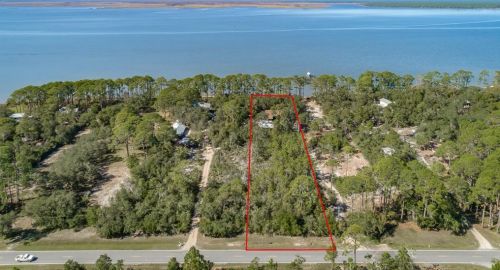 211 Bayshore Dr, Saint George Island FL  32328-3365 exterior