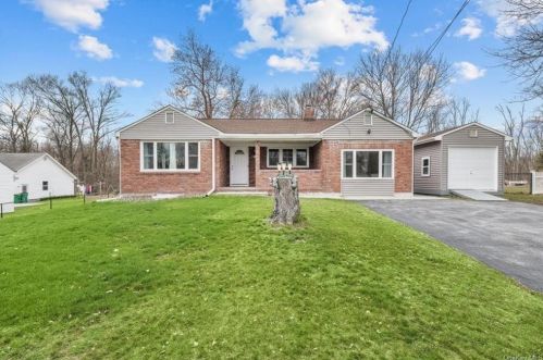 18 Pleasant Ln, New Hamburg, NY 12590-4025