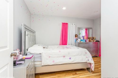 2011 Broadbridge Ave, Stratford CT  06614-4770 exterior