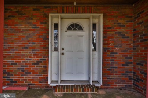 4068 Friedens Rd, Slatington, PA 18080-3811