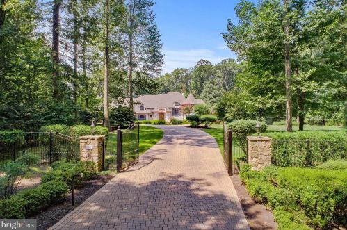 701 Gouldman Ln, Great Falls, VA 22066-2936