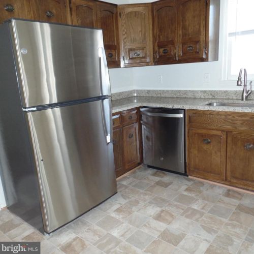 922 Cup Leaf Holly Ct, Great Falls, VA 22066-1222