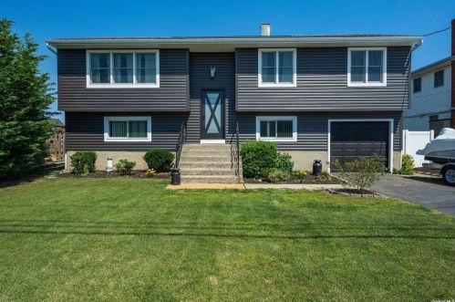 2627 Neptune Ave, Seaford, NY 11783-3412