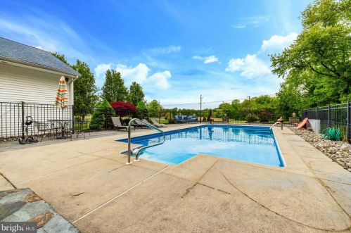 8 Kings Ct, Auburn NJ  08085-5033 exterior