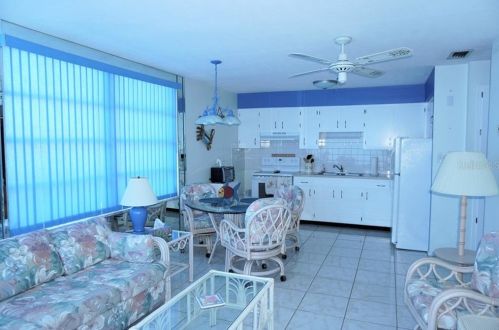 4350 Tahitian Gardens Cir, Tarpon Springs, FL 34691-3744