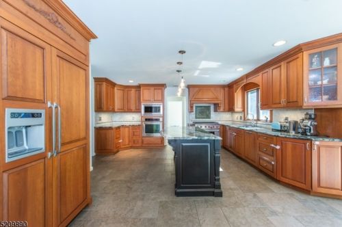 77 Fountain Dr, Skyline Lakes NJ  07456-2406 exterior