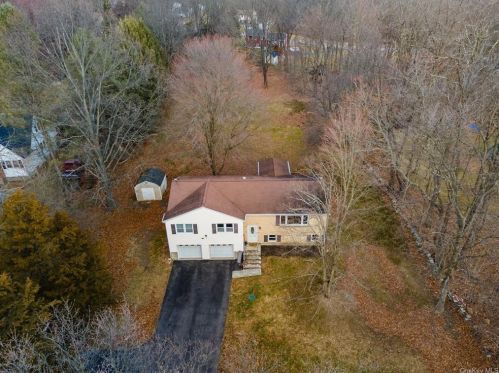 35 Montfort Rd, New Hamburg NY  12590-3520 exterior