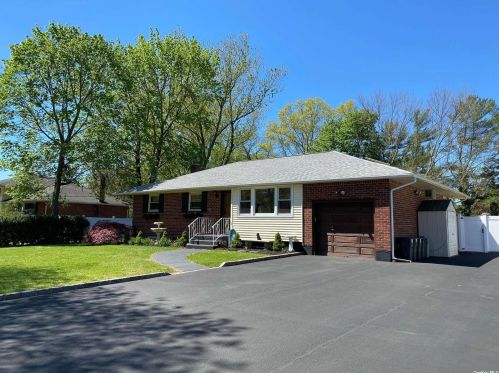 672 Larkfield Rd, Elwood NY  11731-5914 exterior