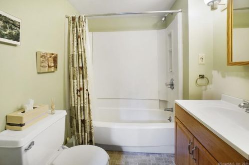 27 Green Hill Rd, North Haven CT  06473-2139 exterior