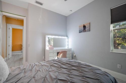 670 1 St, Naples FL 34117-5106 exterior