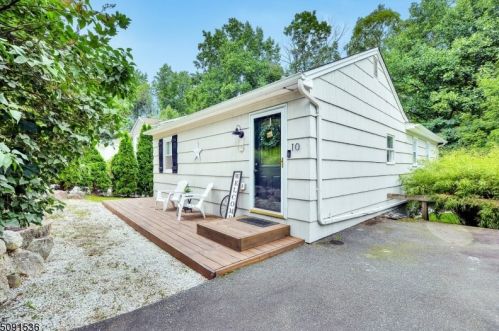 10 Beech Ct, Skyline Lakes, NJ 07456-2536
