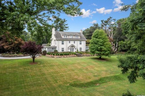 7 Hillcrest Dr, Shoreham, NY 11786-1401