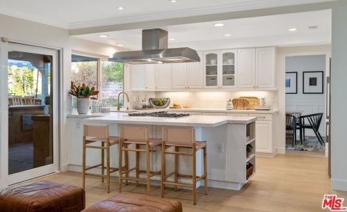 27041 Esward Dr, Calabasas CA  91301-2322 exterior