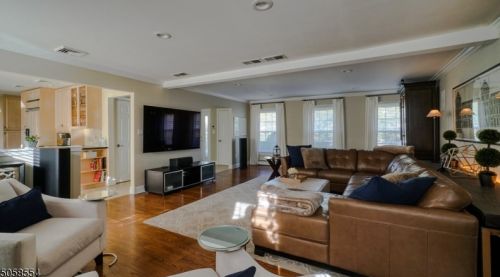 560 Lynne Dr, Greystone Park NJ  07950-3336 exterior
