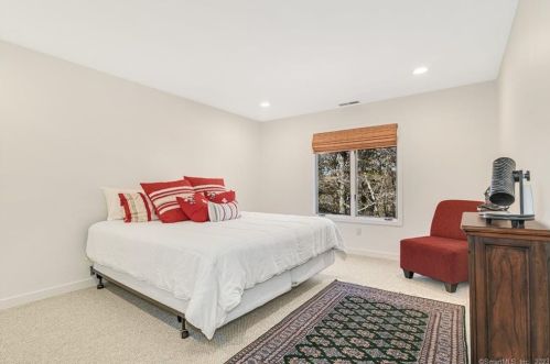 321 Blackberry Dr, Stamford CT  06903-1237 exterior