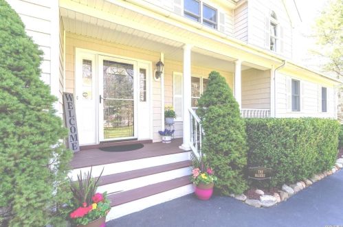 30 Country Rd, Shoreham, NY 11786-1339