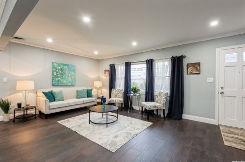 8 Prince Ln, Westbury NY  11590-6229 exterior