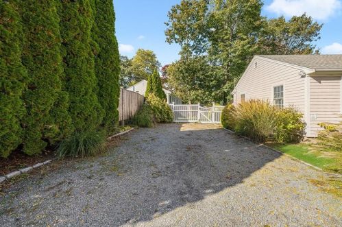 2 Cliff Ter, Middletown, RI 02840-3619