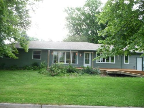 105 Wallace St, Ellsworth, WI 54011-4923
