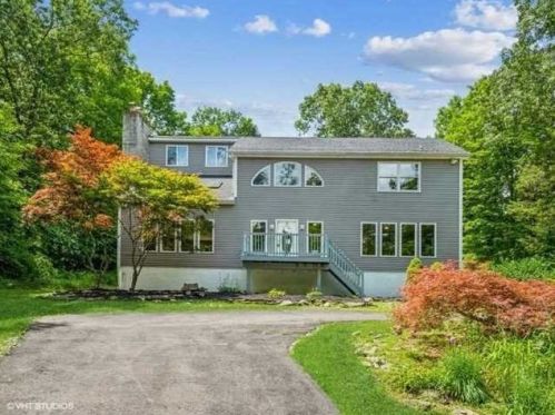 6 Cross Rd, Staatsburg, NY 12580-5300