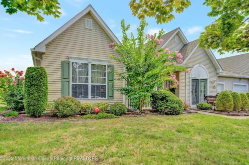 11 Sunnybrook Ln, Lakewood, NJ 08701-5726