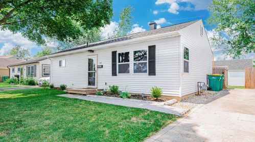 430 Madison Dr, West Jefferson OH  43162-1304 exterior