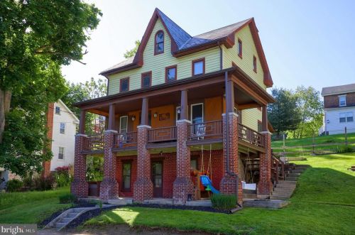 11 Charles St, Cross Roads, PA 17322-9022