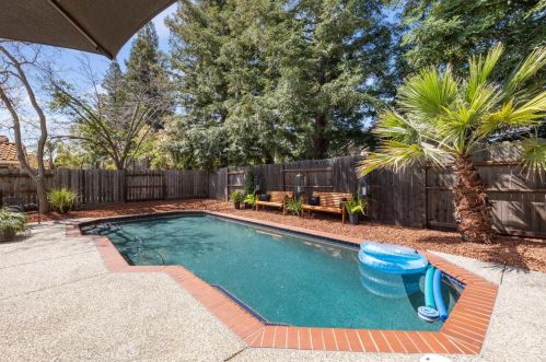 186 Baurer Cir, Folsom CA  95630-6786 exterior