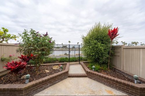 309 Regatta Way, Seal Beach CA  90740-5985 exterior