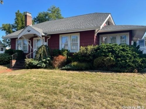 466 1st St, North Lindenhurst, NY 11757-4913