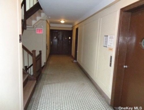 221 76th St, New York NY  10021-2142 exterior