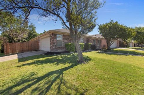 1901 Cedar Tree Dr, Fort Worth, TX 76131-2223