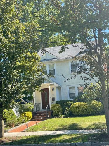 51 Wimbleton Ln, Great Neck, NY 11023-1348