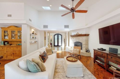 22926 Wrencrest Dr, Calabasas CA  91302-1866 exterior