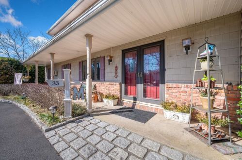 33 Lorijean Ln, Elwood NY  11731-4118 exterior