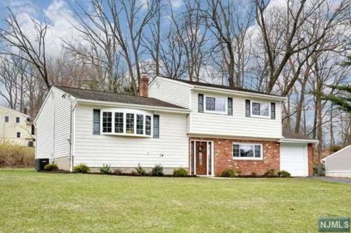 10 Algonquin Trl, Oakland, NJ 07436-3734