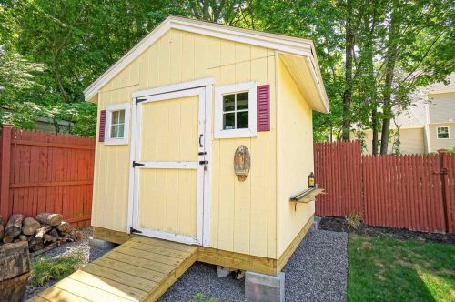 22 Orchard Ter, Salem NH  03079-2026 exterior