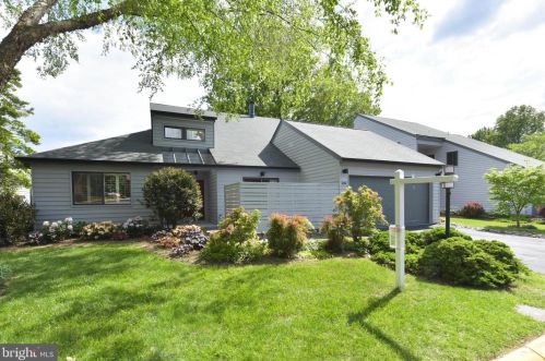 2115 Bay Ln, Herndon, VA 20191-4157